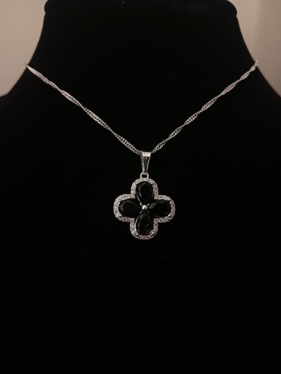 Collar Trébol Nocturno